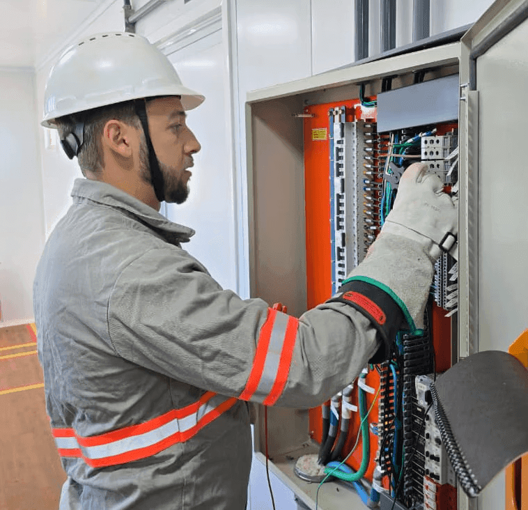 Técnico Nexo executando serviço em quadro de comando elétrico