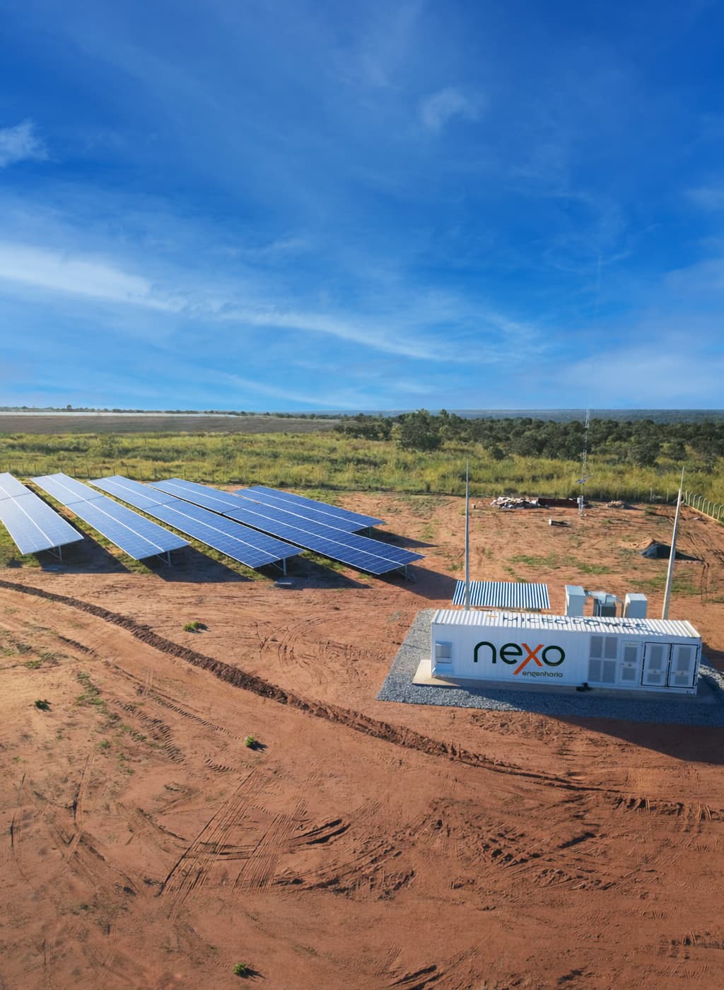 Container SCADA Nexo e sistema BESS ao lado de array fotovoltaico