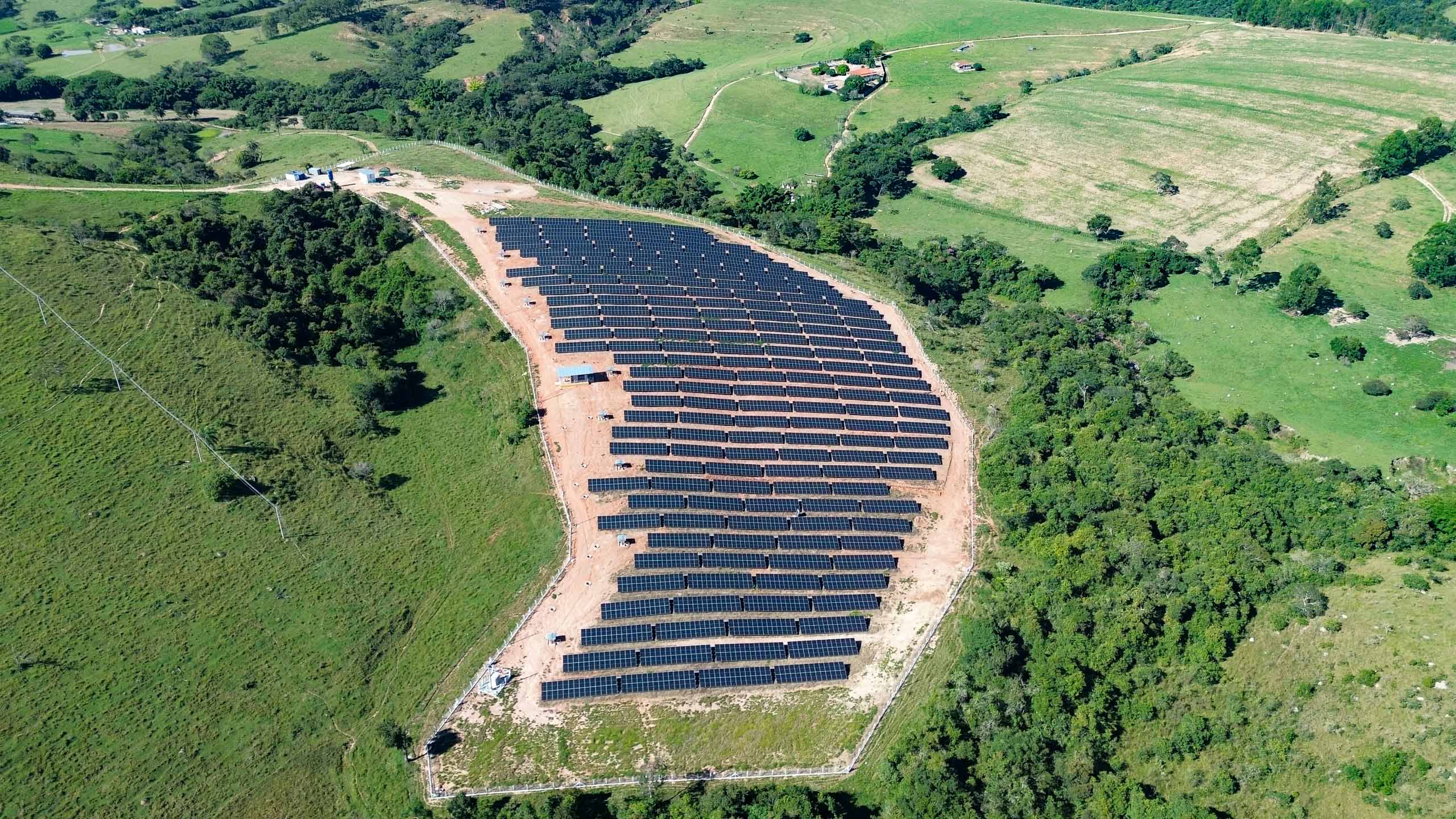 UFV São Tiago — fazenda solar em curva sobre encosta verde MG